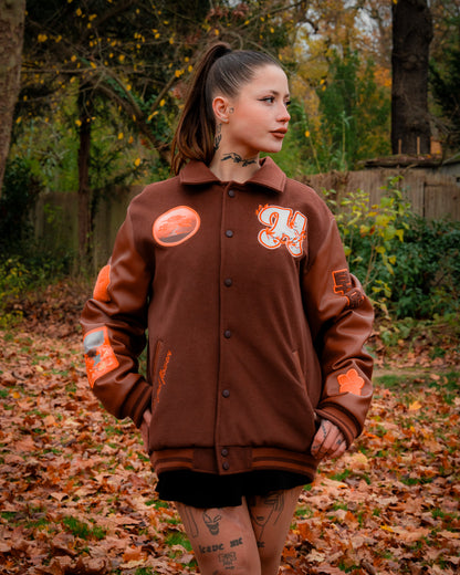 Varsity – Aki