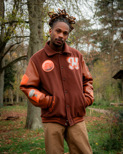 Varsity – Aki